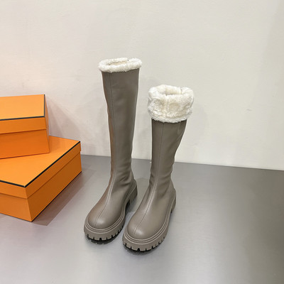 Modern női csizma durva talppal, meleg béléssel