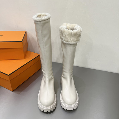 Modern női csizma durva talppal, meleg béléssel