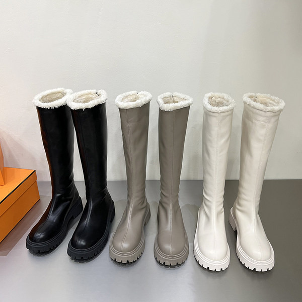 Modern női csizma durva talppal, meleg béléssel