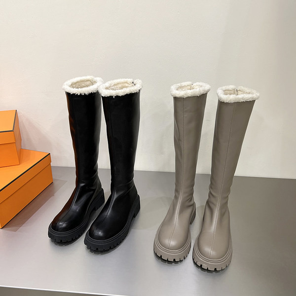 Modern női csizma durva talppal, meleg béléssel