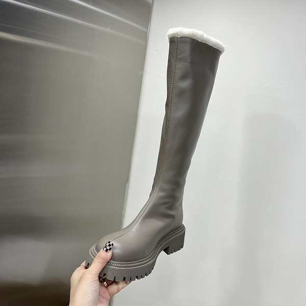 Modern női csizma durva talppal, meleg béléssel