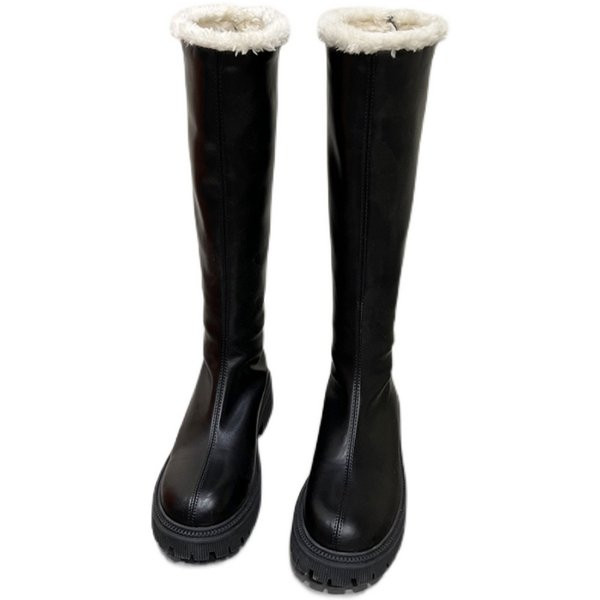 Modern női csizma durva talppal, meleg béléssel