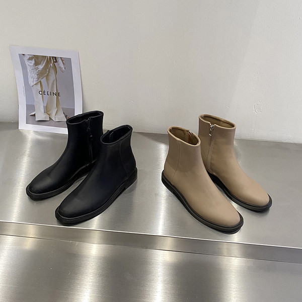 Kahes värvitoonis küljetõmblukuga naiste nahast saapad