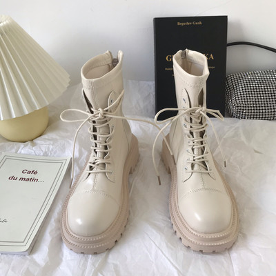 Naiste beeži ja musta paeltega nahast saapad