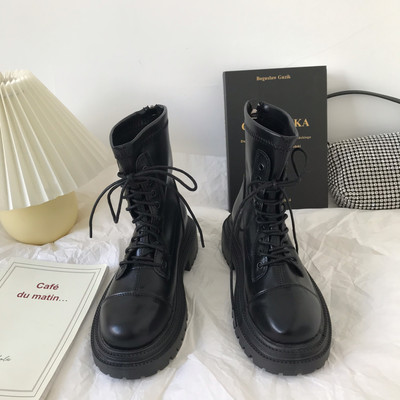 Naiste beeži ja musta paeltega nahast saapad