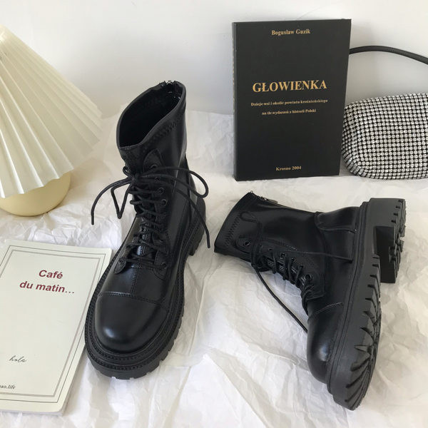 Naiste beeži ja musta paeltega nahast saapad