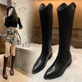 Musta värvi terava mudeliga naiste saapad