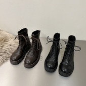 Nahast naiste saapad ümara mustriga paeltega