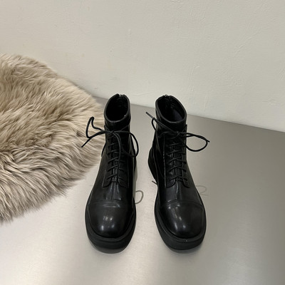 Nahast naiste saapad ümara mustriga paeltega