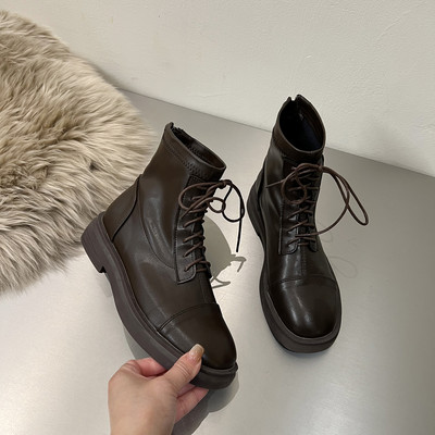 Nahast naiste saapad ümara mustriga paeltega