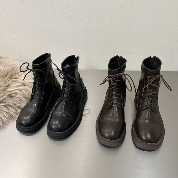 Nahast naiste saapad ümara mustriga paeltega