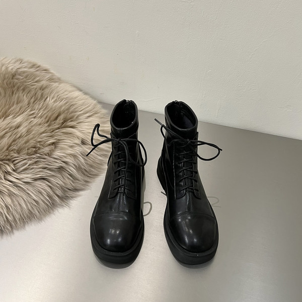 Nahast naiste saapad ümara mustriga paeltega