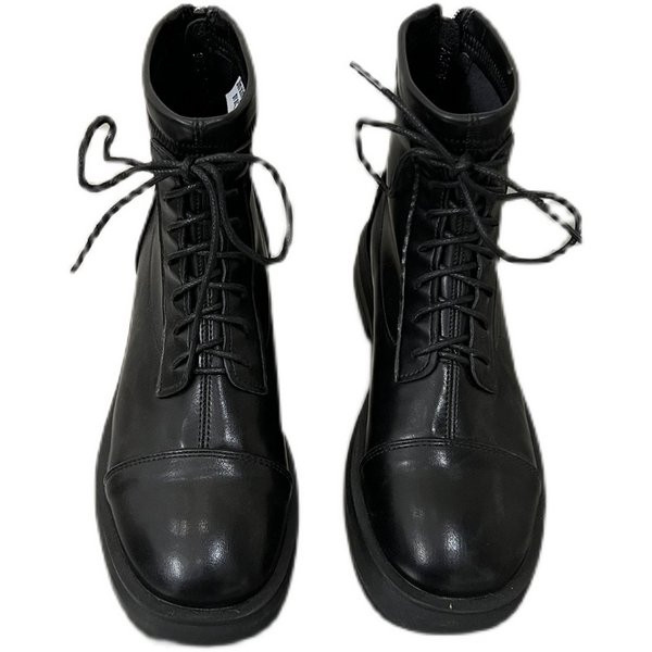 Nahast naiste saapad ümara mustriga paeltega