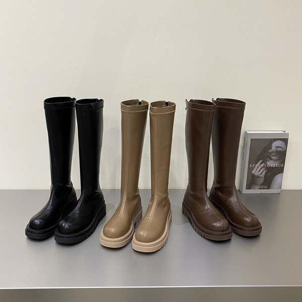 Női bőrcsizma lapos talppal - három színben