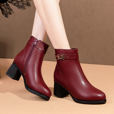 Öko-nahast metallist kaunistusega naiste saapad