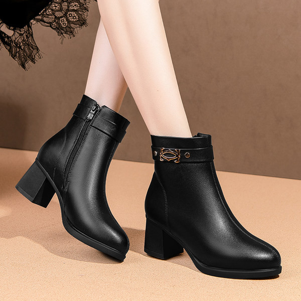 Öko-nahast metallist kaunistusega naiste saapad