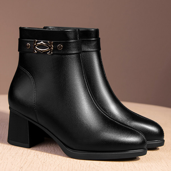 Öko-nahast metallist kaunistusega naiste saapad