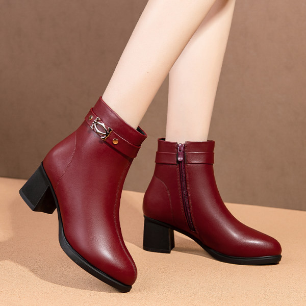 Öko-nahast metallist kaunistusega naiste saapad