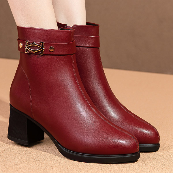 Öko-nahast metallist kaunistusega naiste saapad