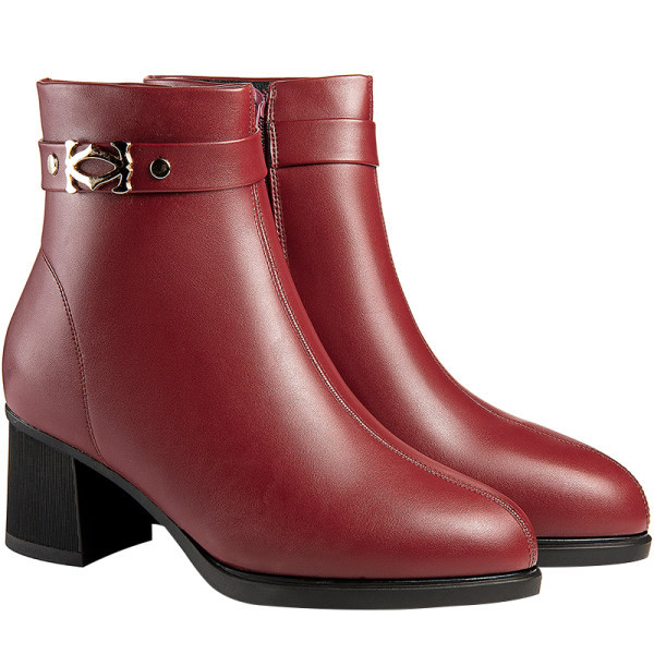 Öko-nahast metallist kaunistusega naiste saapad