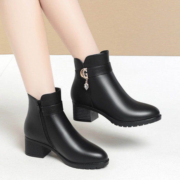 Дамски кожени боти с  метална декорация - два цвята