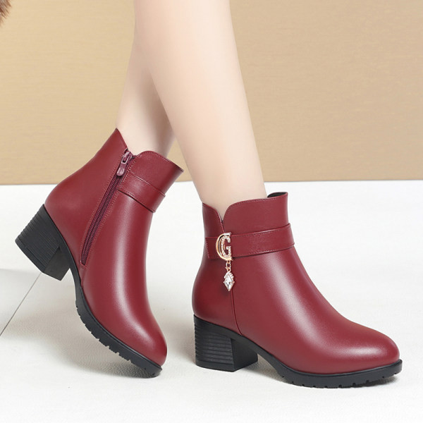 Дамски кожени боти с  метална декорация - два цвята
