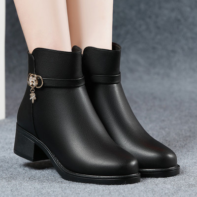 Metallist kaunistusega ja kandilise kontsaga naiste vabaajasaapad 5 cm