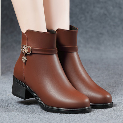 Metallist kaunistusega ja kandilise kontsaga naiste vabaajasaapad 5 cm