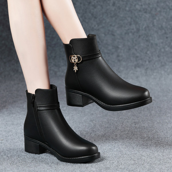 Metallist kaunistusega ja kandilise kontsaga naiste vabaajasaapad 5 cm