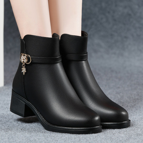 Metallist kaunistusega ja kandilise kontsaga naiste vabaajasaapad 5 cm