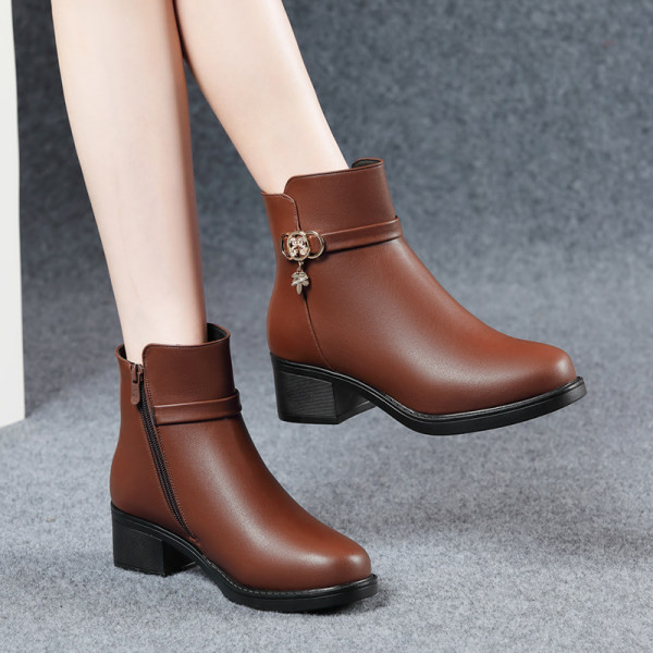 Metallist kaunistusega ja kandilise kontsaga naiste vabaajasaapad 5 cm