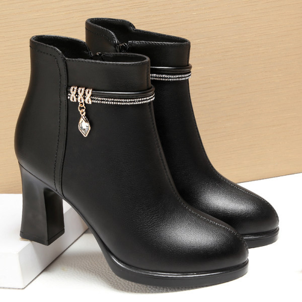 Naiste kontsa ja kaunistusega nahast saapad