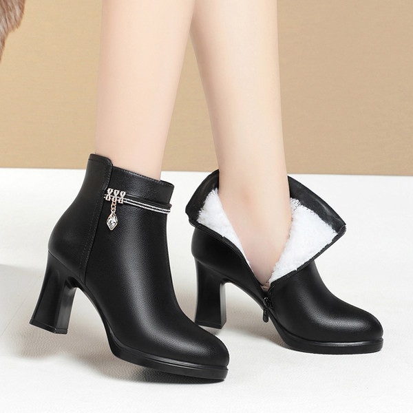 Naiste kontsa ja kaunistusega nahast saapad