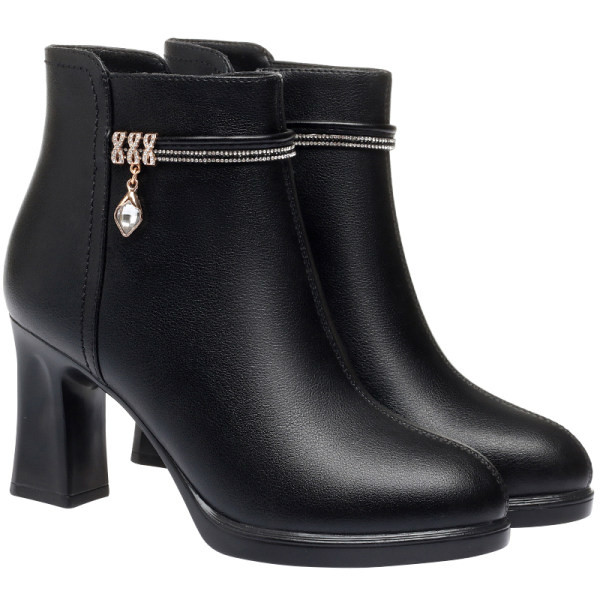 Naiste kontsa ja kaunistusega nahast saapad