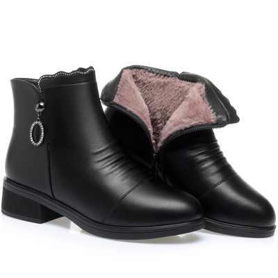 Női bőrcsizma 3,5 cm sarokkal és díszkövekkel