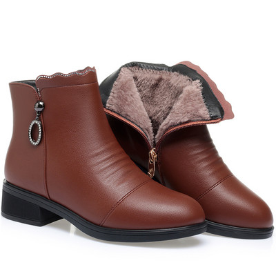 Női bőrcsizma 3,5 cm sarokkal és díszkövekkel