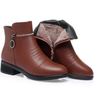 Női bőrcsizma 3,5 cm sarokkal és díszkövekkel