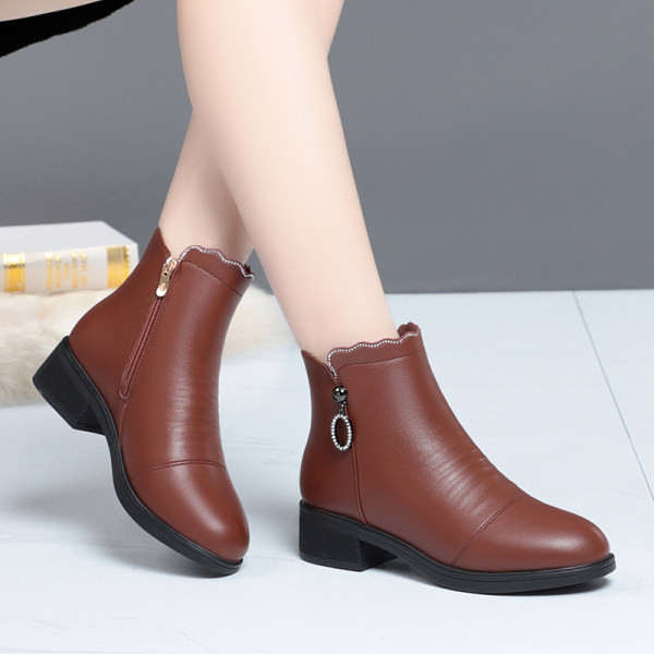 Női bőrcsizma 3,5 cm sarokkal és díszkövekkel