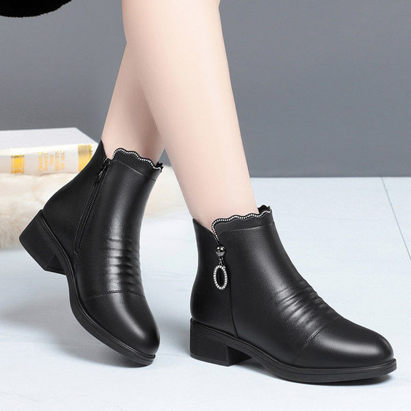 Női bőrcsizma 3,5 cm sarokkal és díszkövekkel