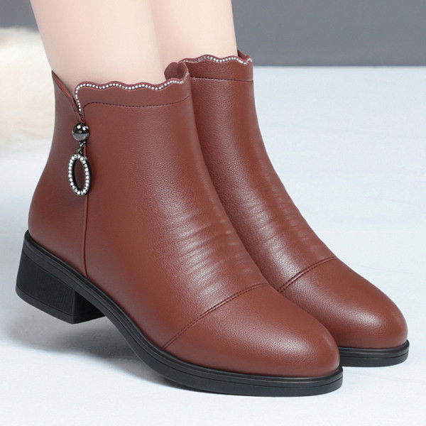 Női bőrcsizma 3,5 cm sarokkal és díszkövekkel