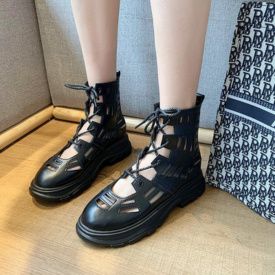 Naiste beeži ja musta paeltega nahast saapad