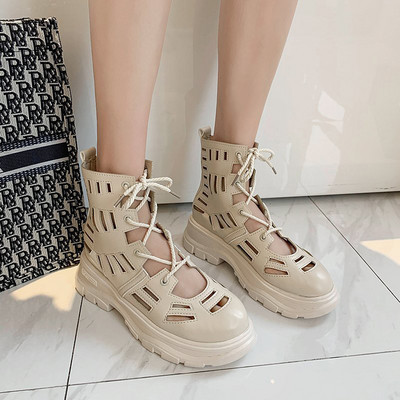 Naiste beeži ja musta paeltega nahast saapad