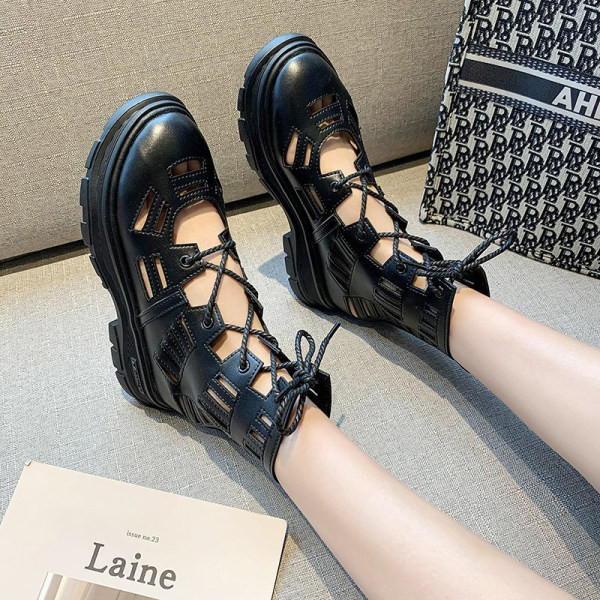 Naiste beeži ja musta paeltega nahast saapad