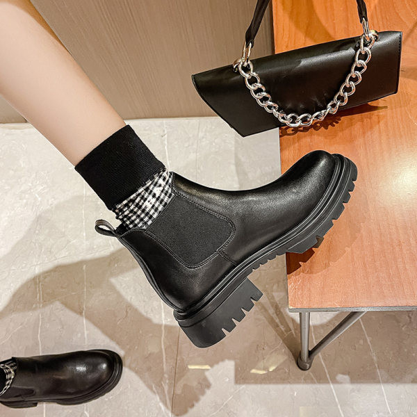 Naiste musta värvi nahast saapad - kaks mudelit