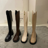 Moodsad tugeva tallaga naiste põlvikud