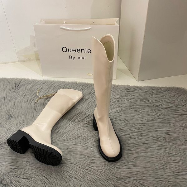 Moodsad tugeva tallaga naiste põlvikud