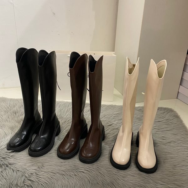 Moodsad tugeva tallaga naiste põlvikud