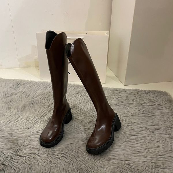 Moodsad tugeva tallaga naiste põlvikud