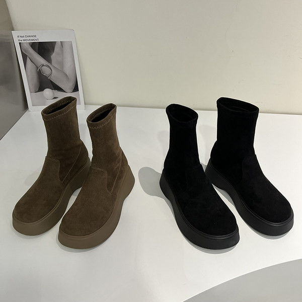 Lapos talpú női velúr csizma új modellje