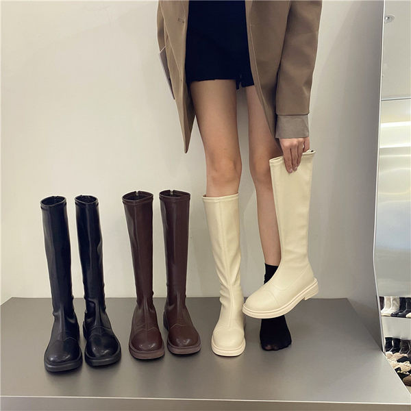 Lameda tallaga naiste saapade uus mudel kolmes värvitoonis